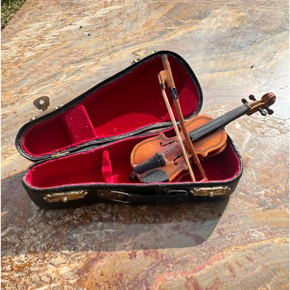 REALISTIC MINITURE VIOLIN AND CASE Host Pick!🎉 - Picture 11 of 12